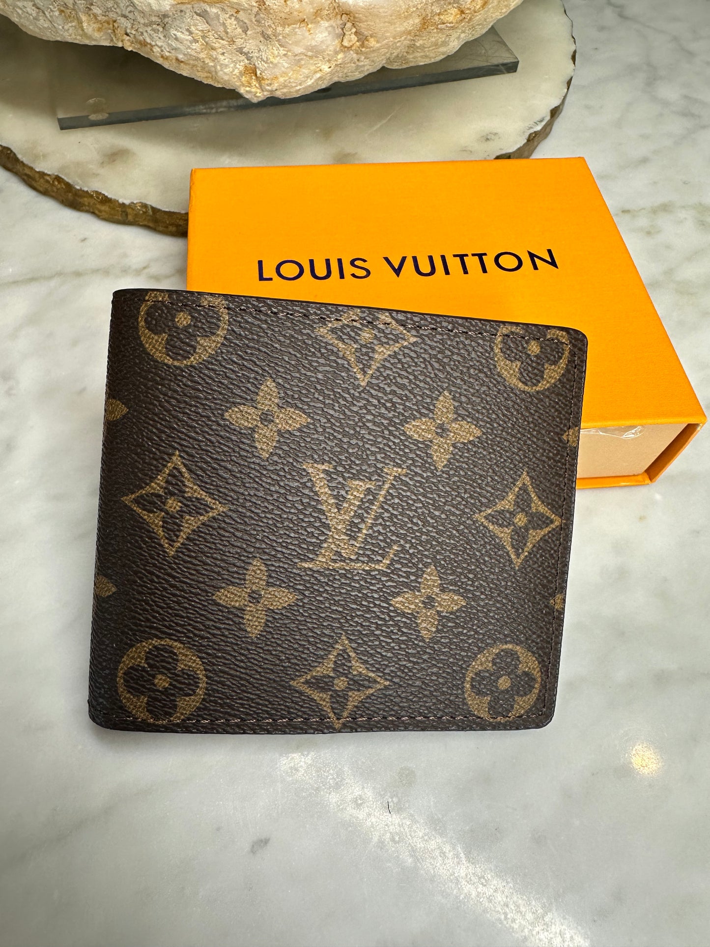 LV billfold in classic MONOGRAM